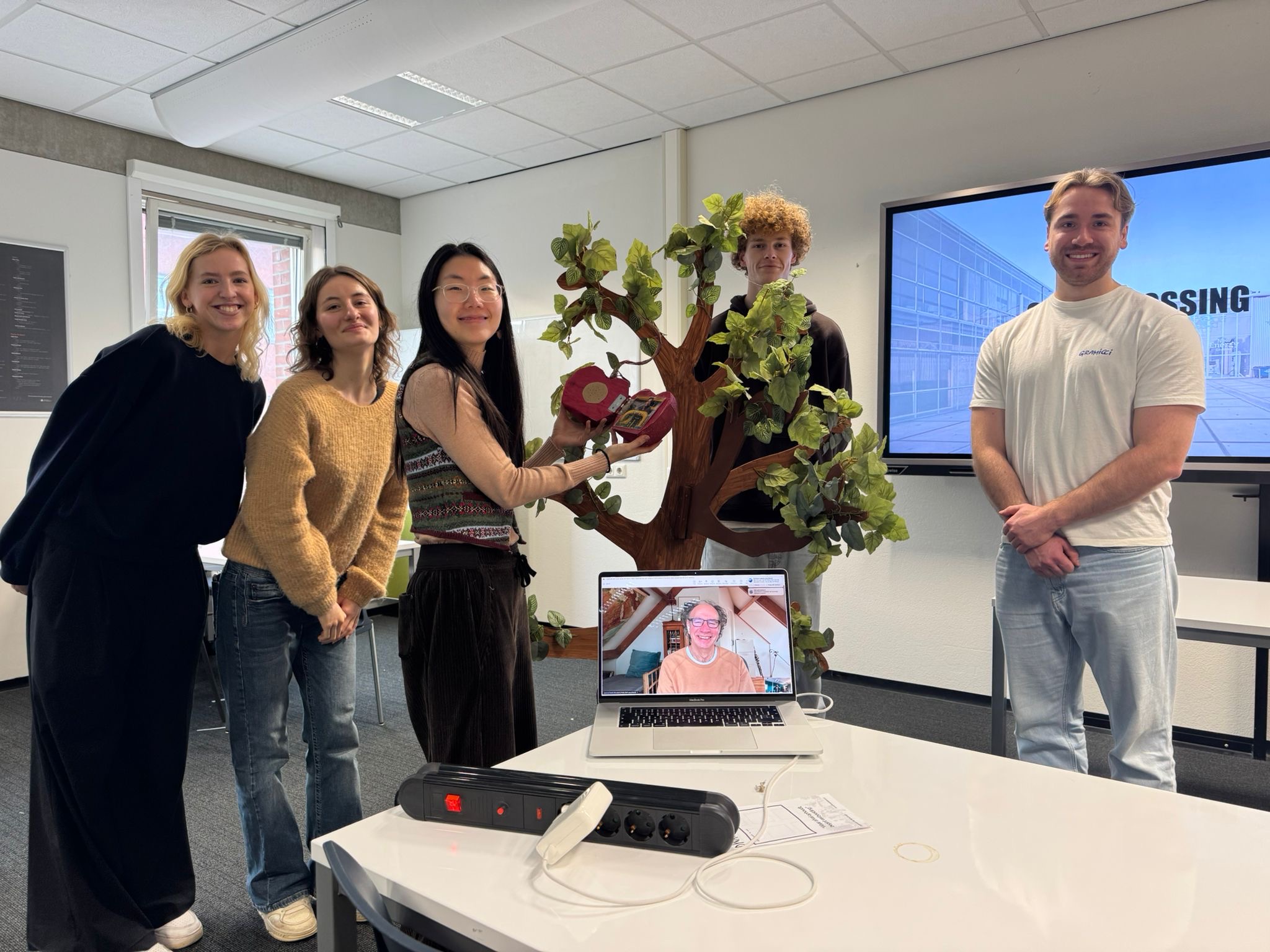 Eindpresentatie met team en boom